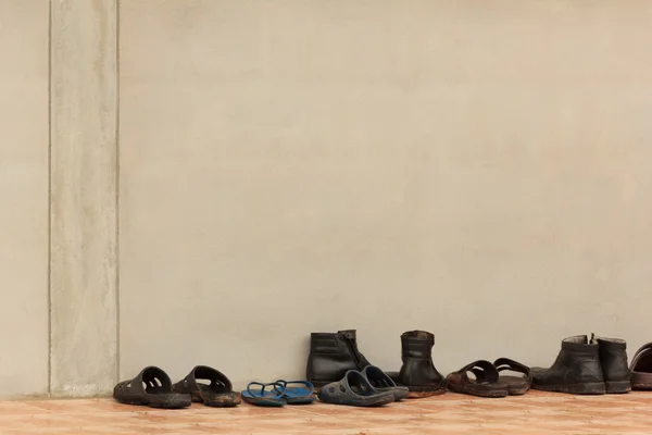 Sapatos com parede — Fotografia de Stock