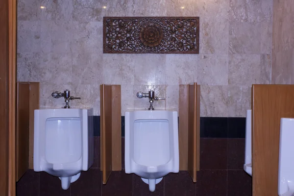 Urinoir dans les toilettes pour hommes — Photo