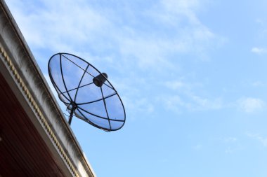 Mavi gökyüzü olan uydu anteni