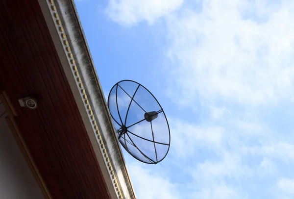 Parabólica con cielo azul —  Fotos de Stock