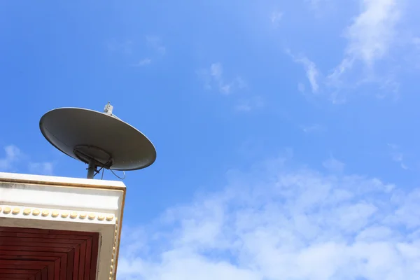 Satelitní talíř s modrou oblohou — Stock fotografie