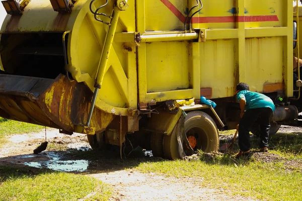 Camión de basura atrapado en el barro — Foto de Stock