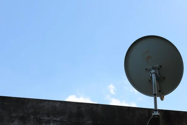 Antena parabólica com céu azul — Fotografia de Stock