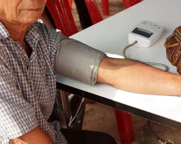 Doctors blood pressure patients — Stock Photo, Image