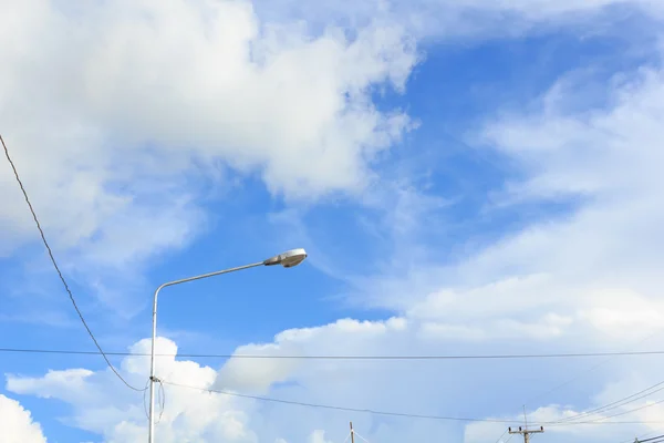 Lâmpada de rua com céu azul — Fotografia de Stock