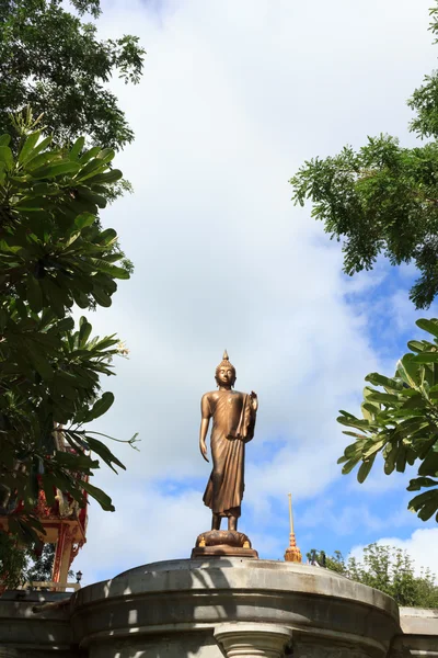 Άγαλμα του Βούδα με το γαλάζιο του ουρανού — Φωτογραφία Αρχείου
