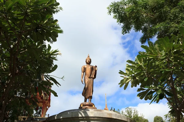 Buddha szobor, a kék ég — Stock Fotó