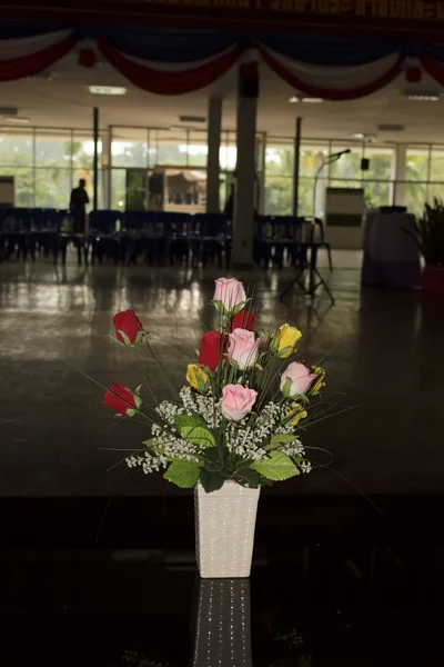 Flores de colores en un jarrón —  Fotos de Stock