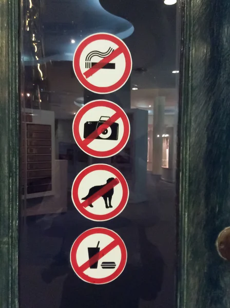 Panneaux anti-tabac, N'utilisez pas de panneaux flash, Panneaux d'interdiction pour chiens, N'apportez pas de nourriture et de boisson Panneaux . — Photo