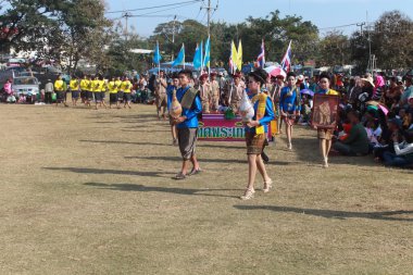 Mahasarakham, Tayland - 20 Aralık: 20,2013 içinde Mahasarakham, Tayland Aralık'ta Tayland geleneğinde geçit töreni