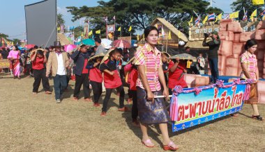 Mahasarakham, Tayland - 20 Aralık: 20,2013 içinde Mahasarakham, Tayland Aralık'ta Tayland geleneğinde geçit töreni