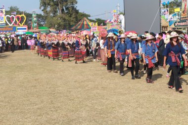 Mahasarakham, Tayland - 20 Aralık: 20,2013 içinde Mahasarakham, Tayland Aralık'ta Tayland geleneğinde geçit töreni