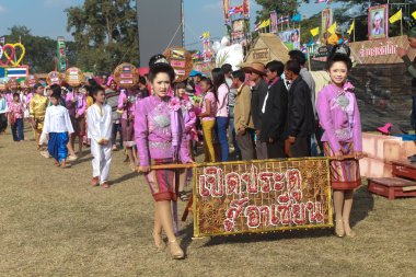 Mahasarakham, Tayland - 20 Aralık: 20,2013 içinde Mahasarakham, Tayland Aralık'ta Tayland geleneğinde geçit töreni