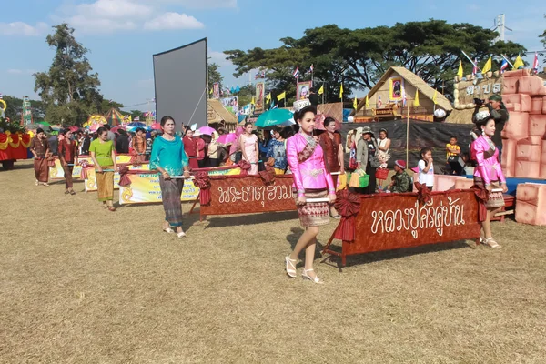 MAHASARAKHAM, THAILAND - 20 DE DEZEMBRO: Parada na tradição da Tailândia em 20 de dezembro de 2013 em Mahasarakham, Tailândia — Fotografia de Stock