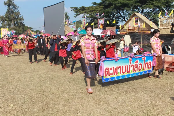 Mahasarakham, Tayland - 20 Aralık: 20,2013 içinde Mahasarakham, Tayland Aralık'ta Tayland geleneğinde geçit töreni