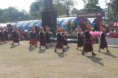 Mahasarakham, Tayland - 20 Aralık: 20,2013 içinde Mahasarakham, Tayland Aralık'ta Tayland geleneğinde geçit töreni
