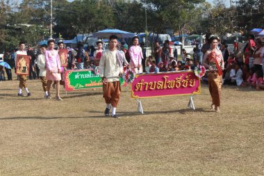 Mahasarakham, Tayland - 20 Aralık: 20,2013 içinde Mahasarakham, Tayland Aralık'ta Tayland geleneğinde geçit töreni