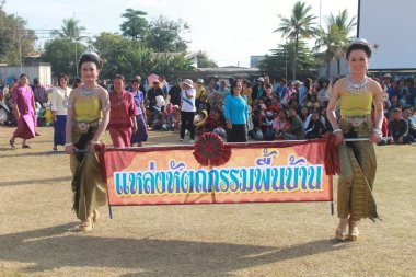 Mahasarakham, Tayland - 20 Aralık: 20,2013 içinde Mahasarakham, Tayland Aralık'ta Tayland geleneğinde geçit töreni