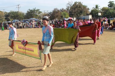 Mahasarakham, Tayland - 20 Aralık: 20,2013 içinde Mahasarakham, Tayland Aralık'ta Tayland geleneğinde geçit töreni