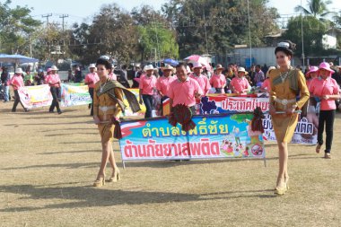 Mahasarakham, Tayland - 20 Aralık: 20,2013 içinde Mahasarakham, Tayland Aralık'ta Tayland geleneğinde geçit töreni