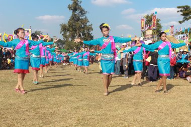 Mahasarakham, Tayland - 20 Aralık: 20,2013 içinde Mahasarakham, Tayland Aralık'ta Tayland geleneğinde geçit töreni