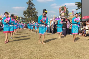 Mahasarakham, Tayland - 20 Aralık: 20,2013 içinde Mahasarakham, Tayland Aralık'ta Tayland geleneğinde geçit töreni