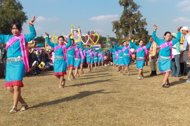 Mahasarakham, Tayland - 20 Aralık: 20,2013 içinde Mahasarakham, Tayland Aralık'ta Tayland geleneğinde geçit töreni