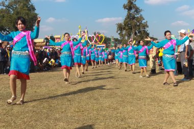 Mahasarakham, Tayland - 20 Aralık: 20,2013 içinde Mahasarakham, Tayland Aralık'ta Tayland geleneğinde geçit töreni