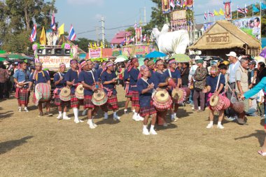 Mahasarakham, Tayland - 20 Aralık: 20,2013 içinde Mahasarakham, Tayland Aralık'ta Tayland geleneğinde geçit töreni