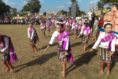 Mahasarakham, Tayland - 20 Aralık: 20,2013 içinde Mahasarakham, Tayland Aralık'ta Tayland geleneğinde geçit töreni