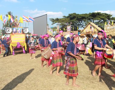 Mahasarakham, Tayland - 20 Aralık: 20,2013 içinde Mahasarakham, Tayland Aralık'ta Tayland geleneğinde geçit töreni