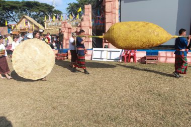 Mahasarakham, Tayland - 20 Aralık: 20,2013 içinde Mahasarakham, Tayland Aralık'ta Tayland geleneğinde geçit töreni