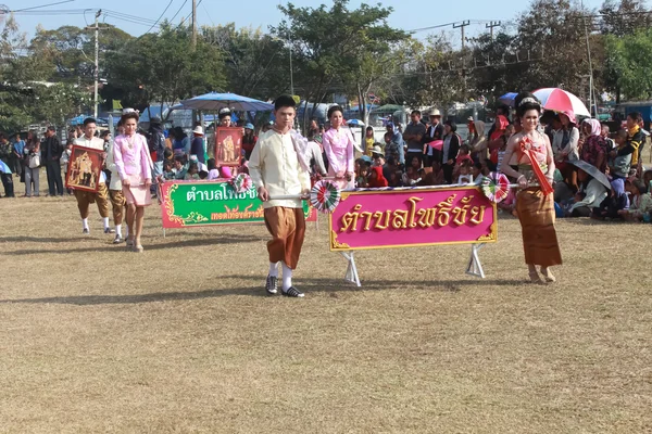 Mahasarakham, Tayland - 20 Aralık: 20,2013 içinde Mahasarakham, Tayland Aralık'ta Tayland geleneğinde geçit töreni
