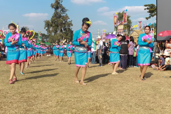 Mahasarakham, Tayland - 20 Aralık: 20,2013 içinde Mahasarakham, Tayland Aralık'ta Tayland geleneğinde geçit töreni