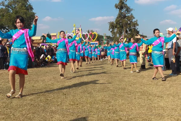 Mahasarakham, Tayland - 20 Aralık: 20,2013 içinde Mahasarakham, Tayland Aralık'ta Tayland geleneğinde geçit töreni