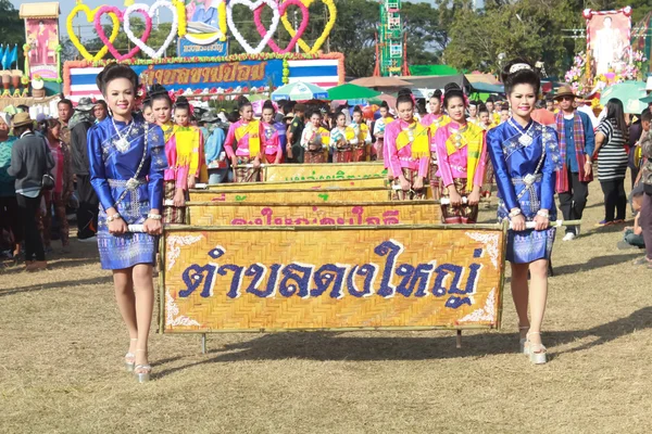 Mahasarakham, thailand - 20. Dezember: Parade in thailändischer Tradition am 20. Dezember 2013 in mahasarakham, thailand — Stockfoto