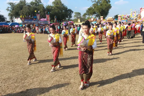 Mahasarakham, Tayland - 20 Aralık: 20,2013 içinde Mahasarakham, Tayland Aralık'ta Tayland geleneğinde geçit töreni