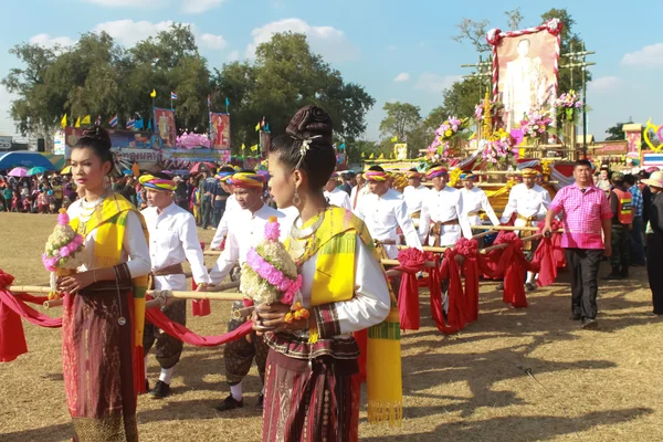 Mahasarakham, Tayland - 20 Aralık: 20,2013 içinde Mahasarakham, Tayland Aralık'ta Tayland geleneğinde geçit töreni