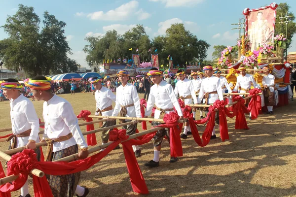 Mahasarakham, Tayland - 20 Aralık: 20,2013 içinde Mahasarakham, Tayland Aralık'ta Tayland geleneğinde geçit töreni