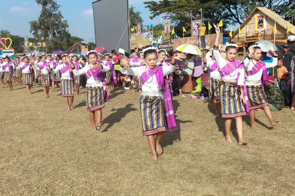 Mahasarakham, Tayland - 20 Aralık: 20,2013 içinde Mahasarakham, Tayland Aralık'ta Tayland geleneğinde geçit töreni