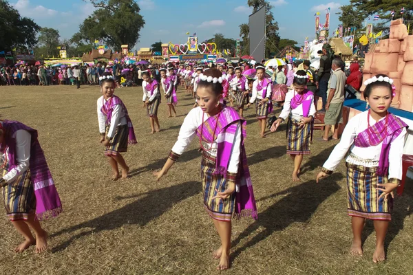 Mahasarakham, Tayland - 20 Aralık: 20,2013 içinde Mahasarakham, Tayland Aralık'ta Tayland geleneğinde geçit töreni