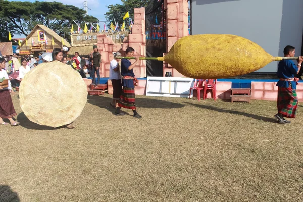 Mahasarakham, Tayland - 20 Aralık: 20,2013 içinde Mahasarakham, Tayland Aralık'ta Tayland geleneğinde geçit töreni