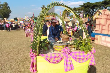 Mahasarakham, Tayland - 20 Aralık: 20,2013 içinde Mahasarakham, Tayland Aralık'ta Tayland geleneğinde geçit töreni
