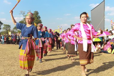 Mahasarakham, Tayland - 20 Aralık: 20,2013 içinde Mahasarakham, Tayland Aralık'ta Tayland geleneğinde geçit töreni