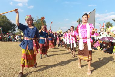 Mahasarakham, Tayland - 20 Aralık: 20,2013 içinde Mahasarakham, Tayland Aralık'ta Tayland geleneğinde geçit töreni