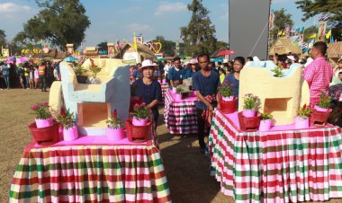 Mahasarakham, Tayland - 20 Aralık: 20,2013 içinde Mahasarakham, Tayland Aralık'ta Tayland geleneğinde geçit töreni