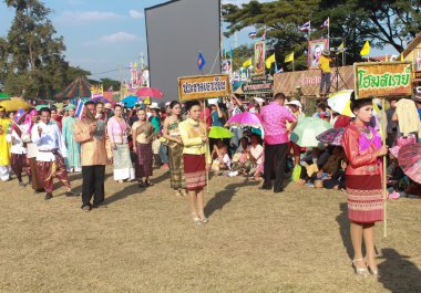 Mahasarakham, Tayland - 20 Aralık: 20,2013 içinde Mahasarakham, Tayland Aralık'ta Tayland geleneğinde geçit töreni