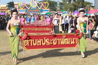 Mahasarakham, Tayland - 20 Aralık: 20,2013 içinde Mahasarakham, Tayland Aralık'ta Tayland geleneğinde geçit töreni