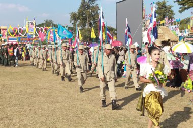 Mahasarakham, Tayland - 20 Aralık: 20,2013 içinde Mahasarakham, Tayland Aralık'ta Tayland geleneğinde geçit töreni