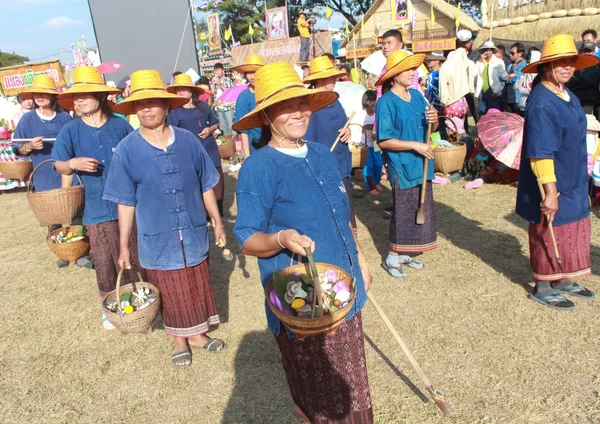 MAHASARAKHAM, THAILAND - 20 DE DEZEMBRO: Parada na tradição da Tailândia em 20 de dezembro de 2013 em Mahasarakham, Tailândia — Fotografia de Stock